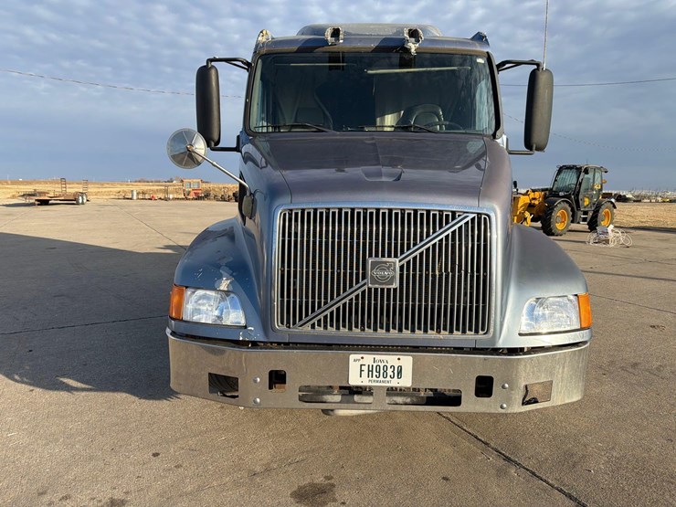 2001-volvo-vn-image-2