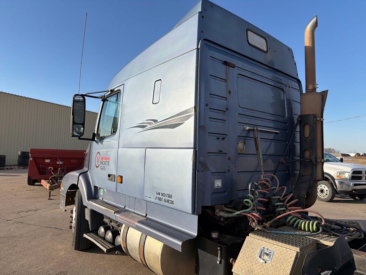 2001-volvo-vn-image-28