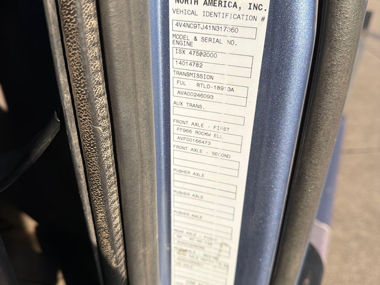 2001-volvo-vn-image-31