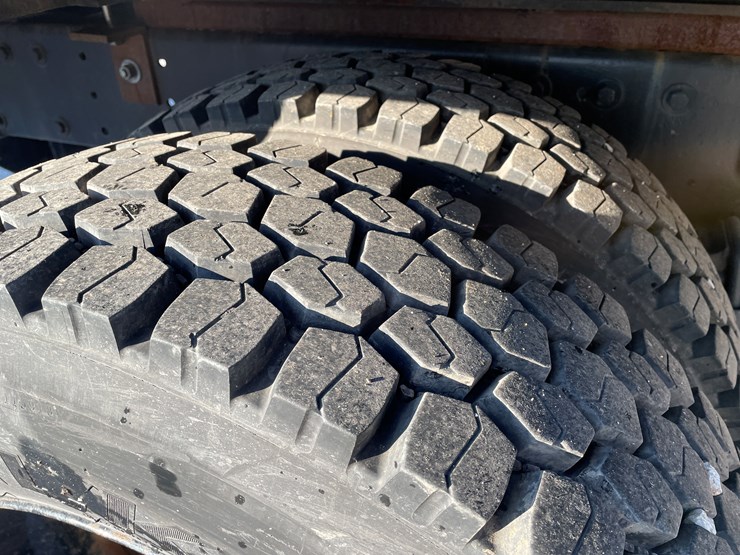 1999-peterbilt-330-image-23