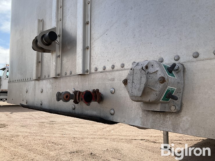 2015-wilson-livestock-trailer-image-8