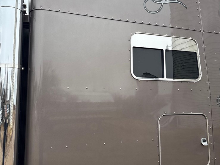 2016-peterbilt-389-image-47