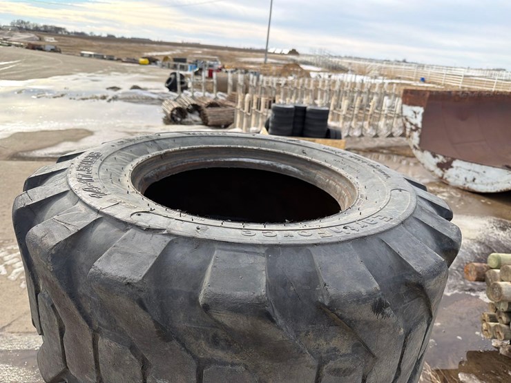 5-14-17.5-skidloader-tires-image-10