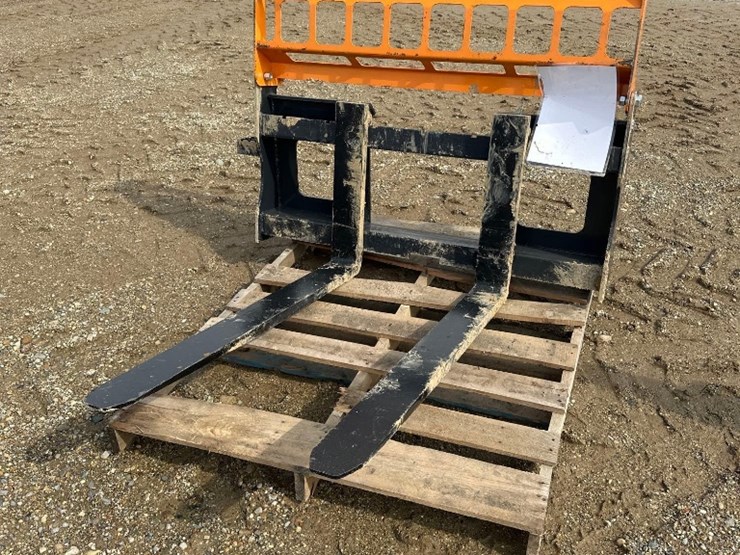 4,000#-48"-skidsteer-pallet-forks-image-1