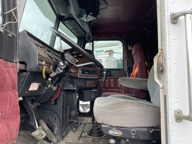 1996-freightliner-fld120-image-7