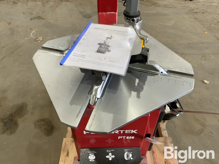 2025-massey-ferguson-730-image-12