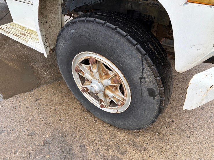 1990-ford-f700-image-18