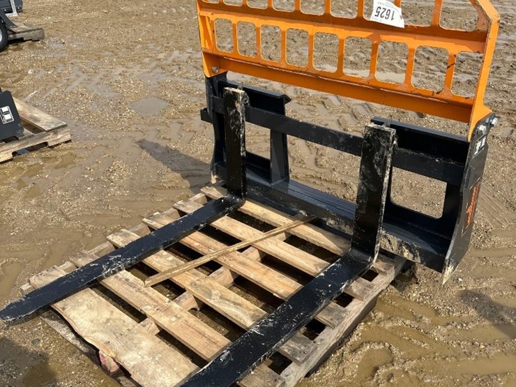 4,000#-48"-skidsteer-pallet-forks-image-1