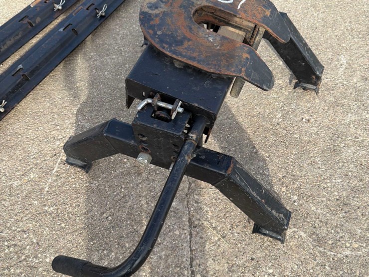 5th-wheel-pickup-hitch-image-4