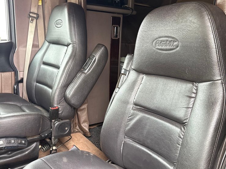 2016-peterbilt-389-image-71