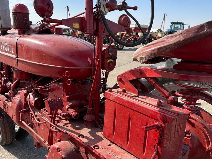 1953-farmall-super-m-tractor-image-22