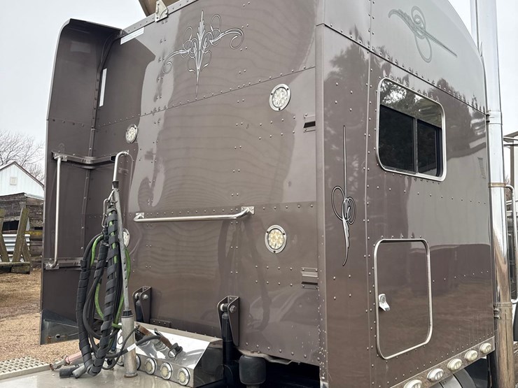 2016-peterbilt-389-image-27