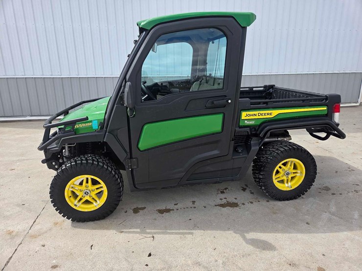2024-john-deere-gator-image-1