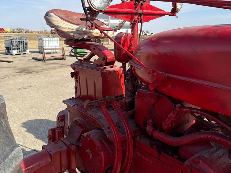 1953-farmall-super-m-tractor-image-27