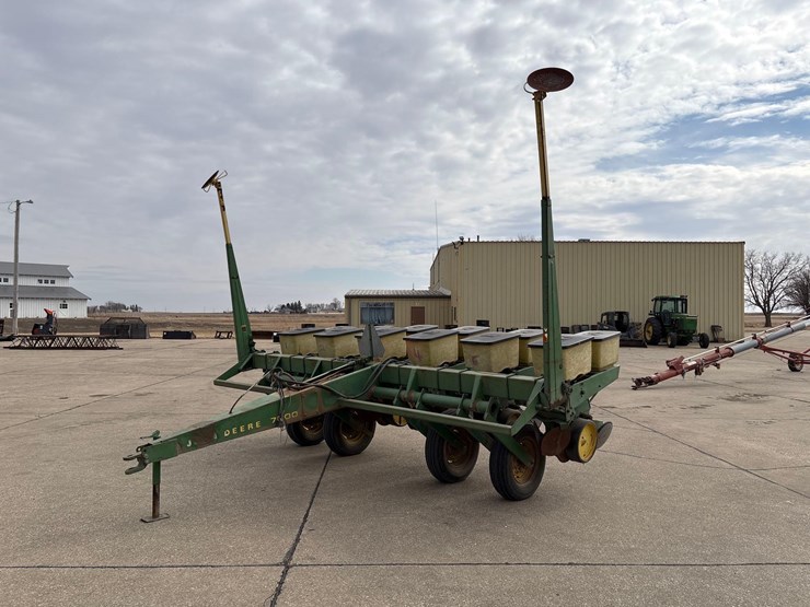 john-deere-7000-image-1