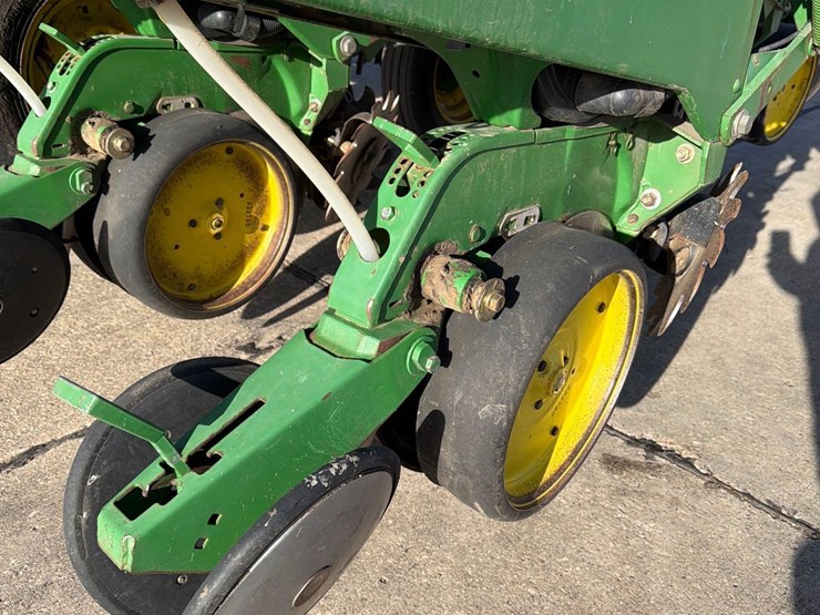 john-deere-7200-image-32