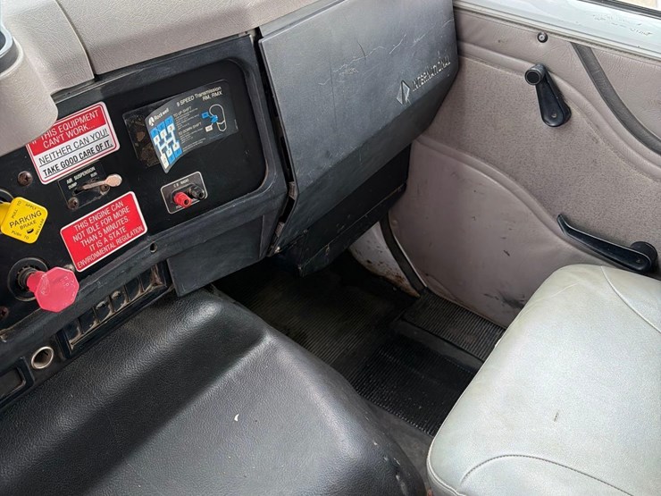 2000-international-8100-image-36