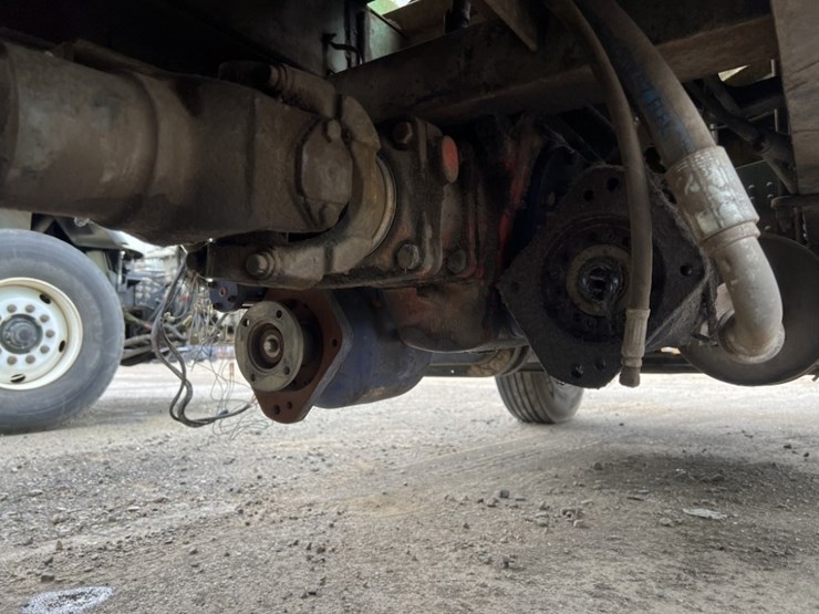 1998-freightliner-fl70-image-26