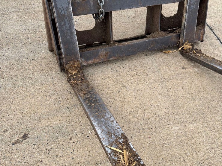 skidloader-quick-tach-pallet-forks-image-6