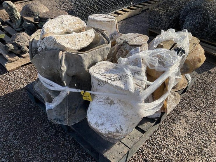 pallet-of-assorted-concrete-molds-image-2
