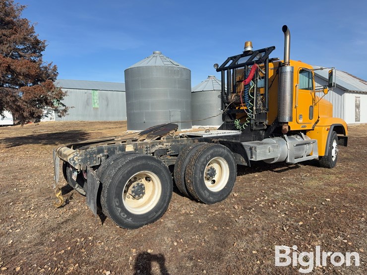 2001-freightliner-fld120-image-5