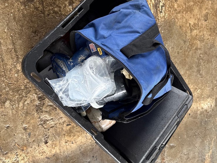 misc.-box-of-spray-guns/-drills-image-2