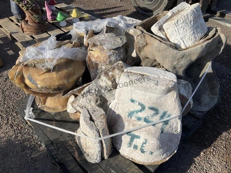 pallet-of-assorted-concrete-molds-image-4