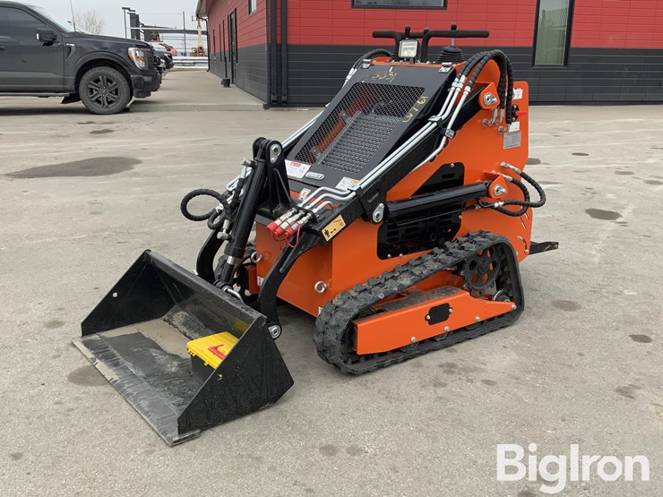 2025-massey-ferguson-730-image-1