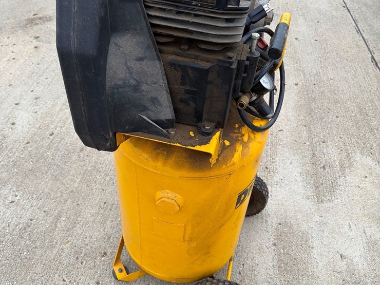 dewalt-30-gallon-air-compressor-image-4