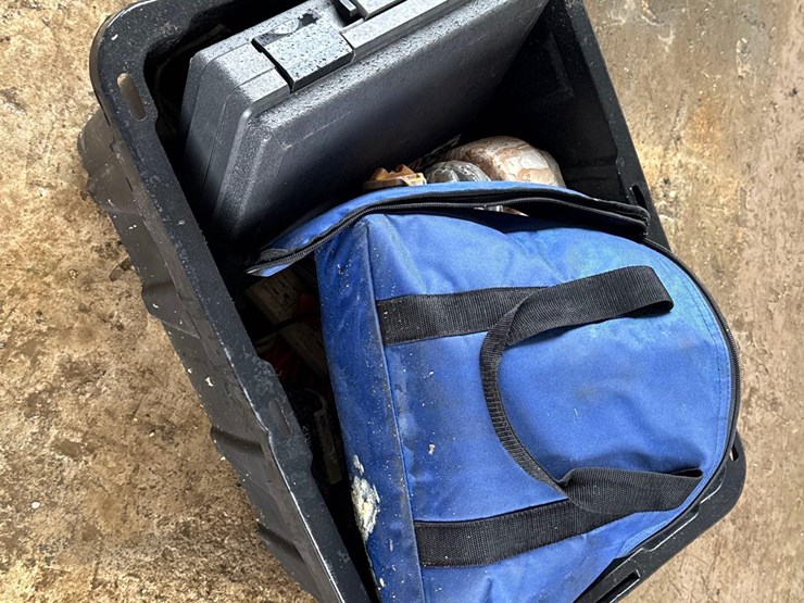 misc.-box-of-spray-guns/-drills-image-1