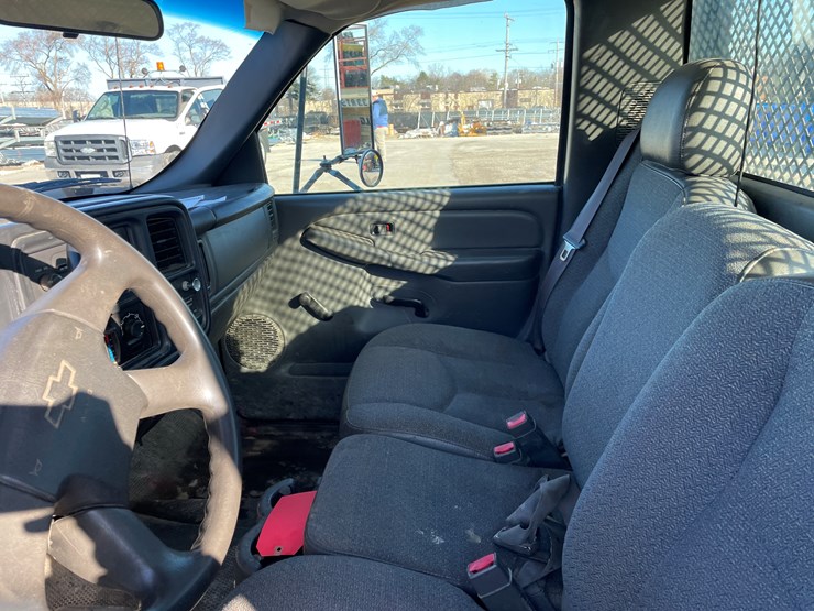 2005-chevrolet-3500-image-35