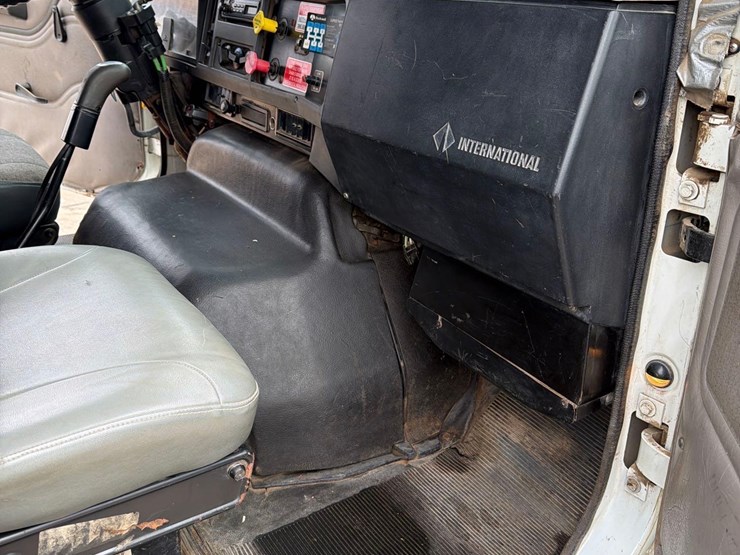 2000-international-8100-image-45