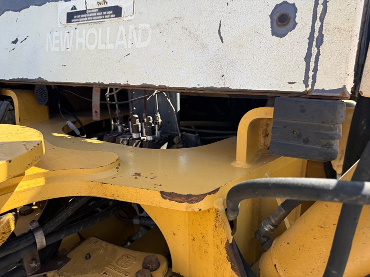 new-holland-555e-image-25