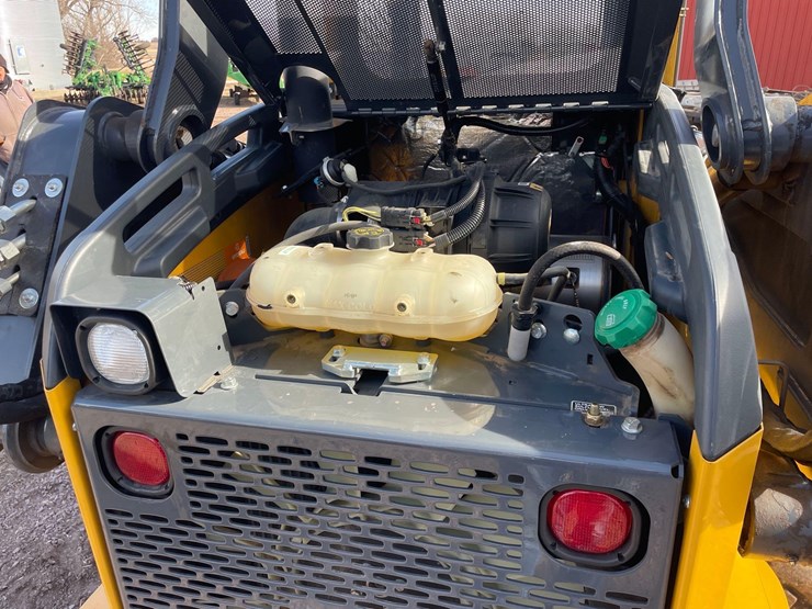 2017-deere-320e-image-19