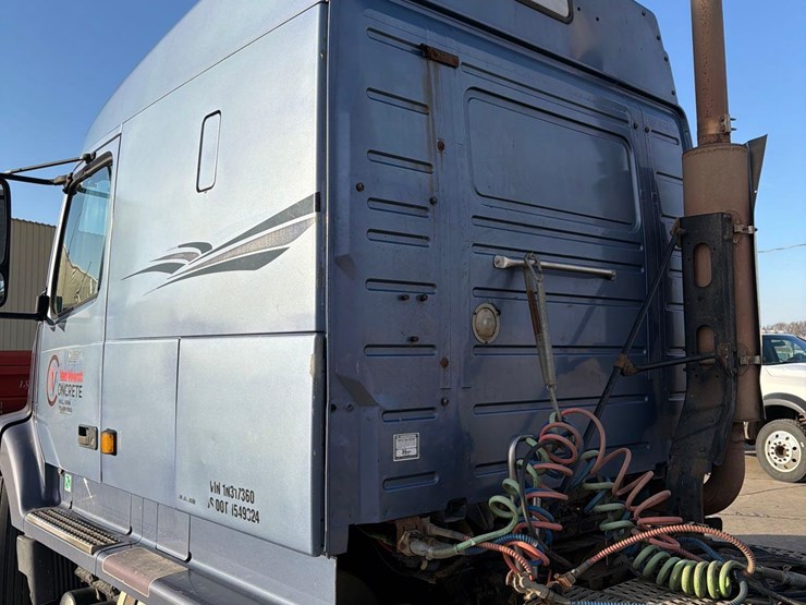 2001-volvo-vn-image-12