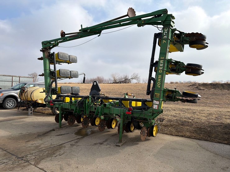 john-deere-7300-image-3