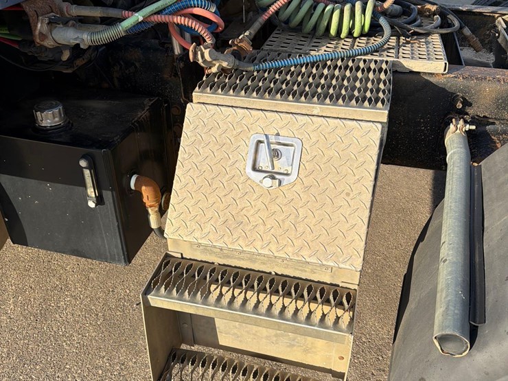 2001-volvo-vn-image-11