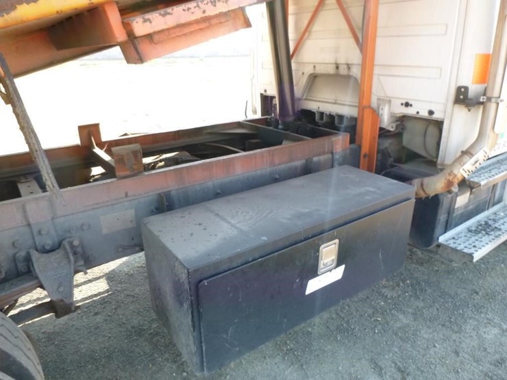 2001-freightliner-fl70-image-28