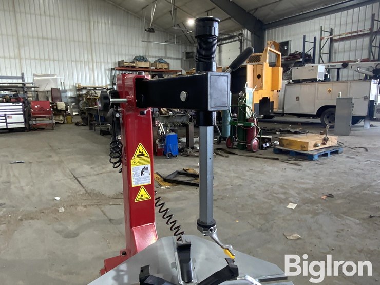 2025-massey-ferguson-730-image-14