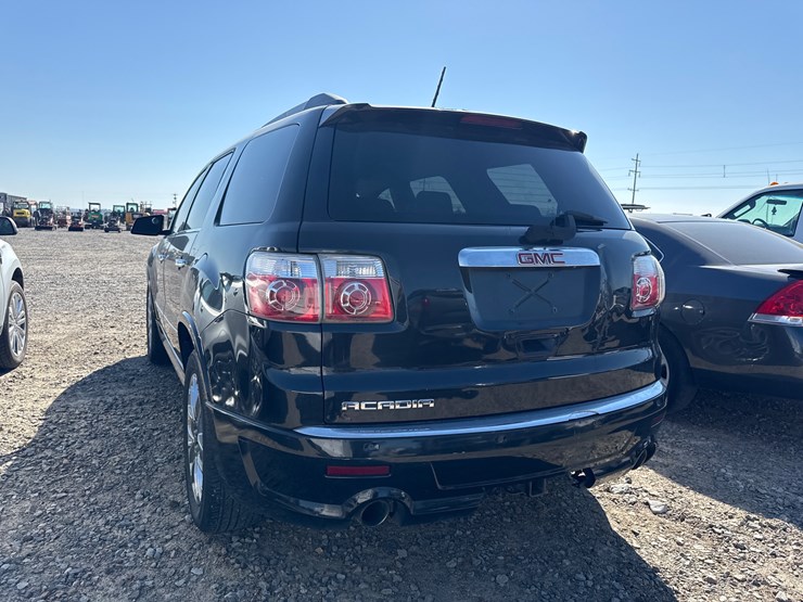 2011-gmc-acadia-image-4