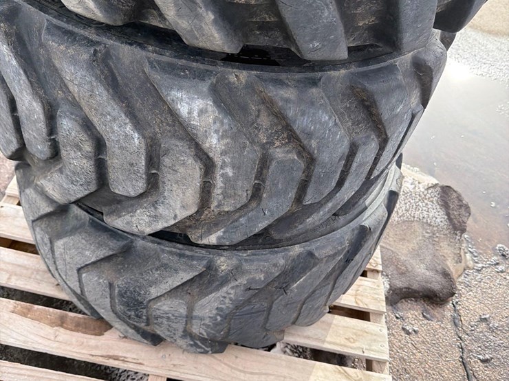 5-14-17.5-skidloader-tires-image-5