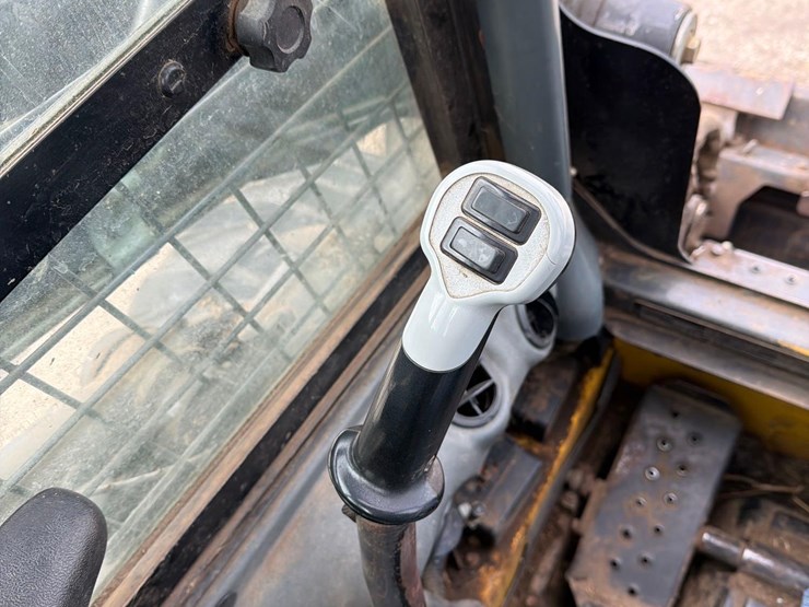 2011-new-holland-l218-image-39