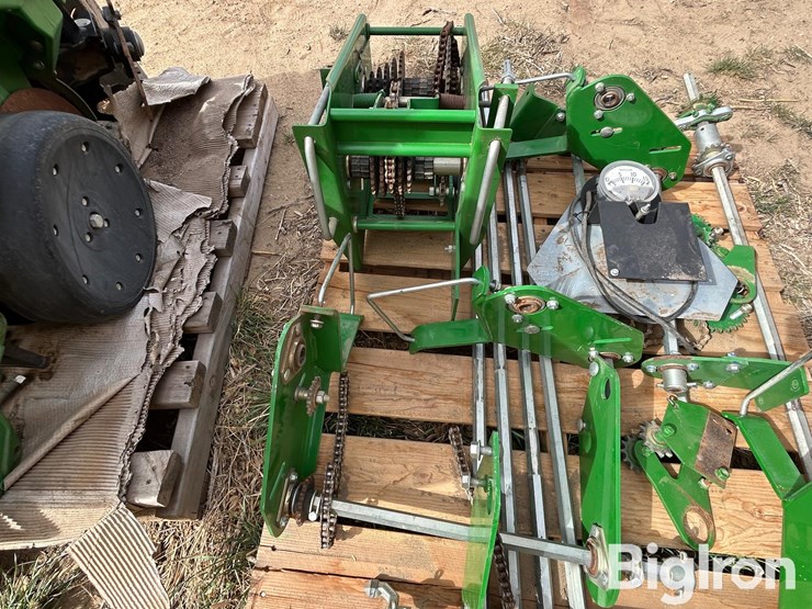 john-deere-12-image-13