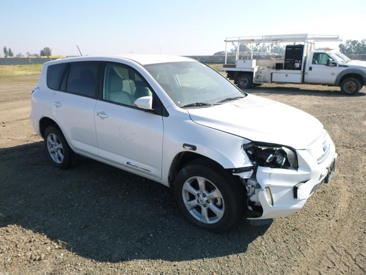 2014-toyota-rav4-image-3