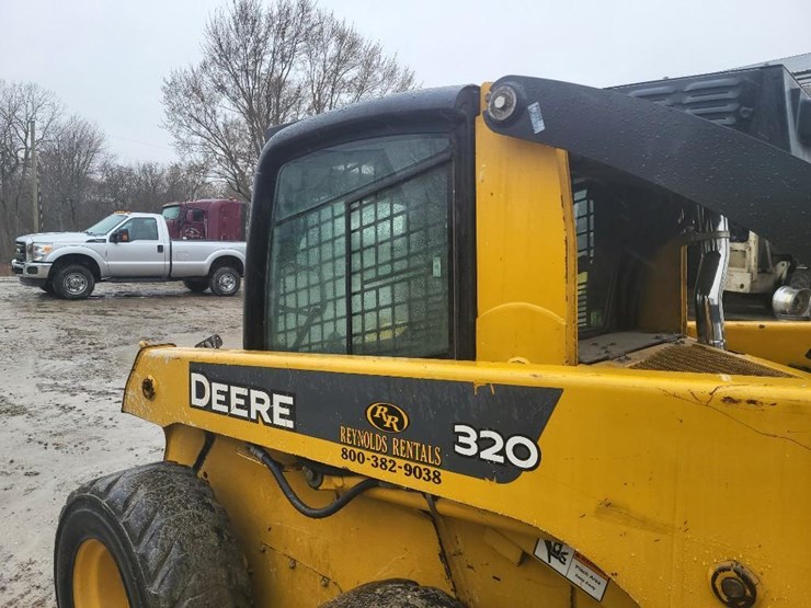 deere-320-image-17