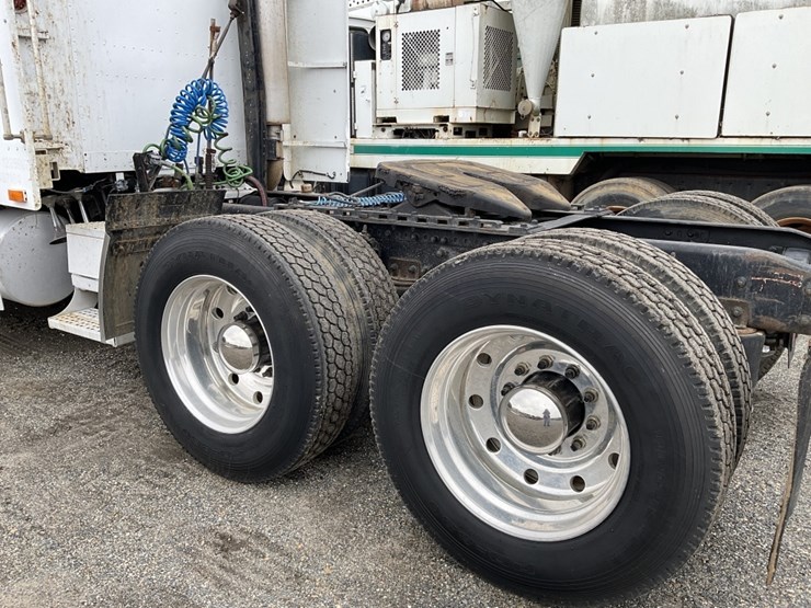 1996-freightliner-fld120-image-6