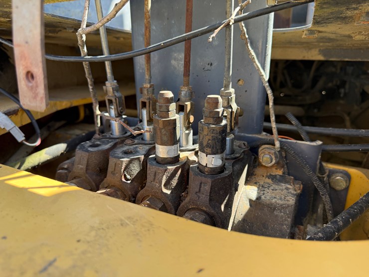 new-holland-555e-image-23