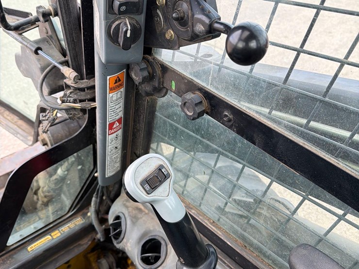 2011-new-holland-l218-image-38