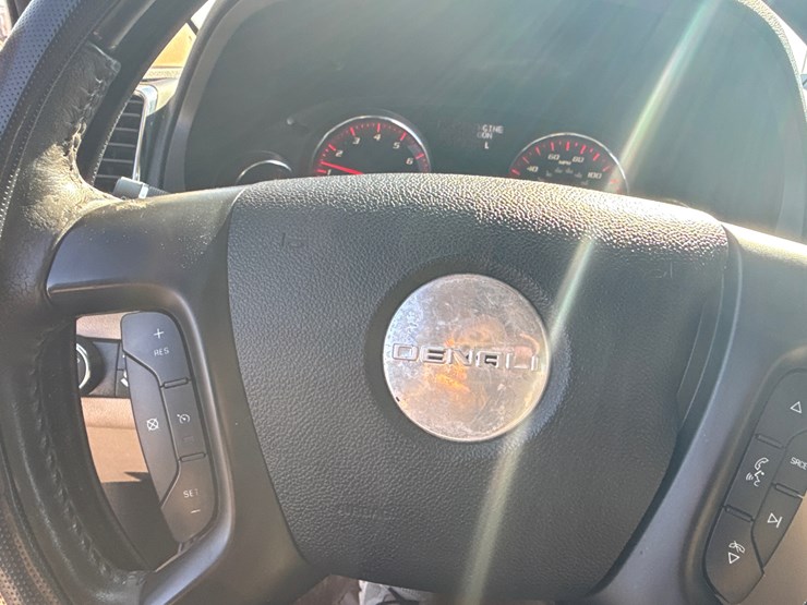 2011-gmc-acadia-image-40