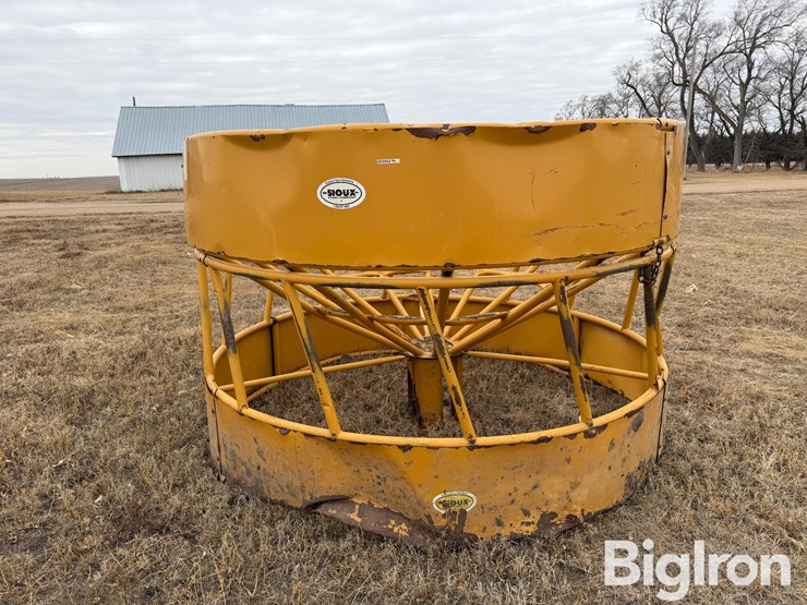 sioux-hanging-bale-feeder-image-1